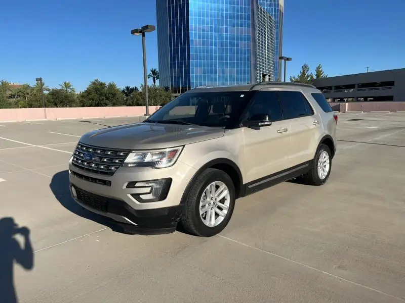 2017 Ford Explorer XLT FWD photo 1