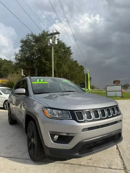 2017 Jeep Compass Latitude 4X4 photo 1