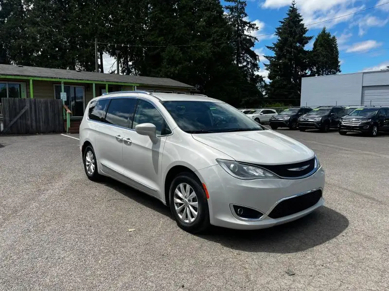 2019 Chrysler Pacifica Touring L photo 1