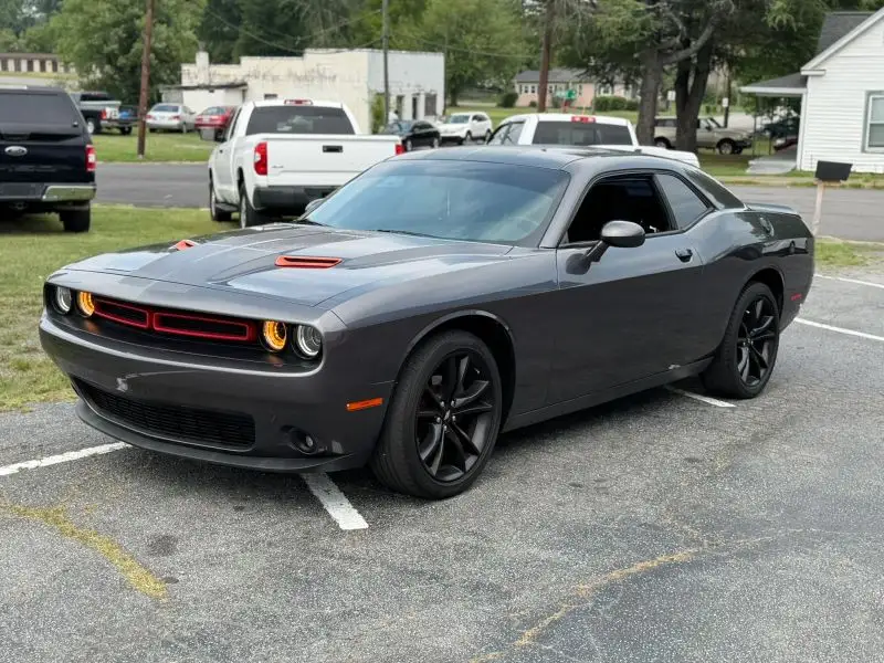 2017 Dodge Challenger SXT photo 1