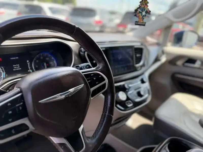 2017 Chrysler Pacifica Touring-L Plus photo 1