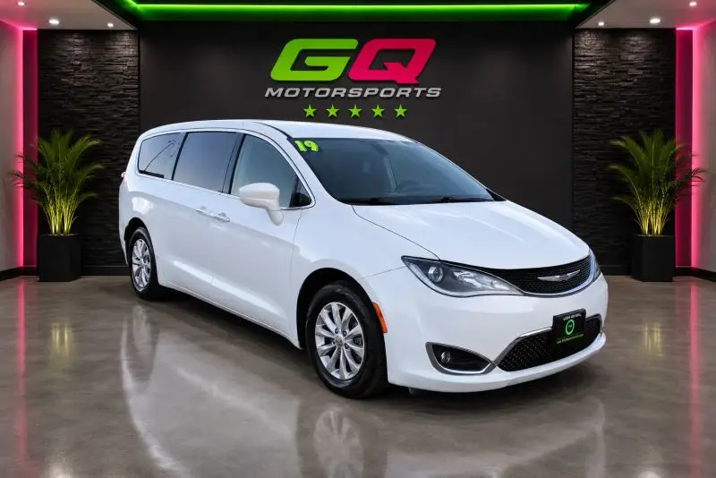 2019 Chrysler Pacifica Touring Plus photo 1