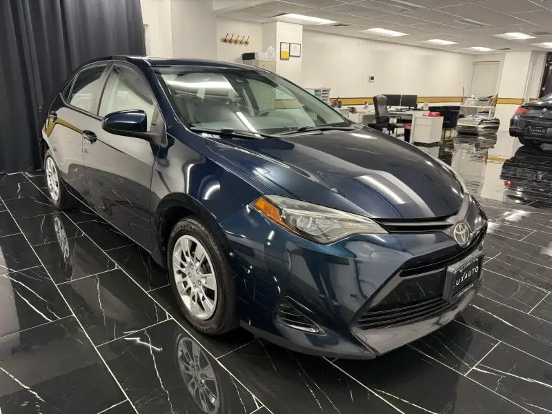 2018 Toyota Corolla LE AT photo 1