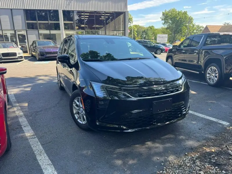2027 Chrysler Pacifica Select photo 1