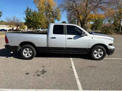 2011 RAM 1500 SLT Quad Cab photo 2