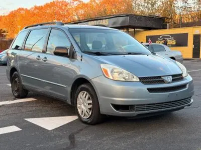 2005 Toyota Sienna LE 7-Passenger photo 2