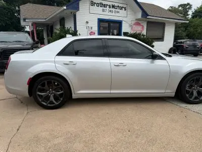 2023 Chrysler 300 Touring photo 4