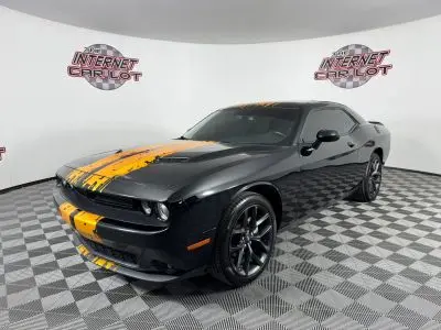 2022 Dodge Challenger SXT Auto photo 3