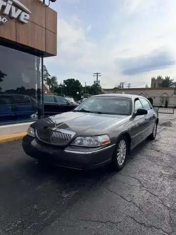 2003 Lincoln Town Car Executive's photo