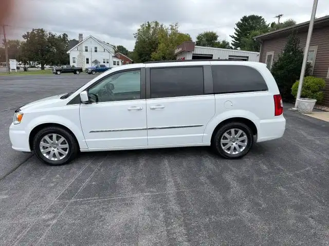 2016 Chrysler Town & Country Touring's photo