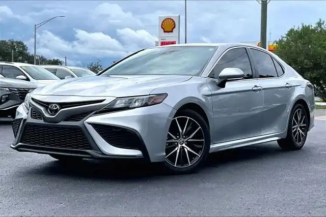 2024 Toyota Camry SE's photo