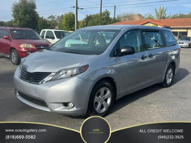 2017 Toyota Sienna L V6 7-Passenger photo 1