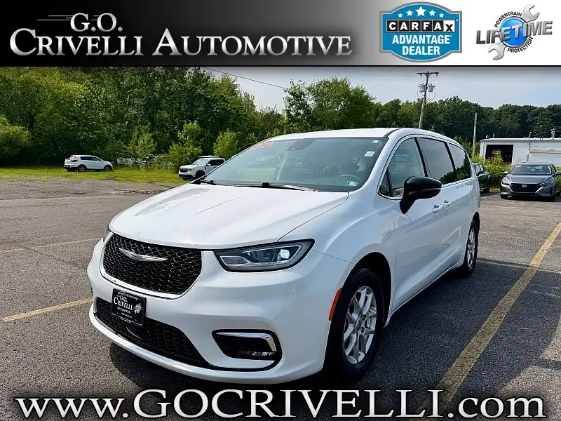2024 Chrysler Pacifica Touring L's photo