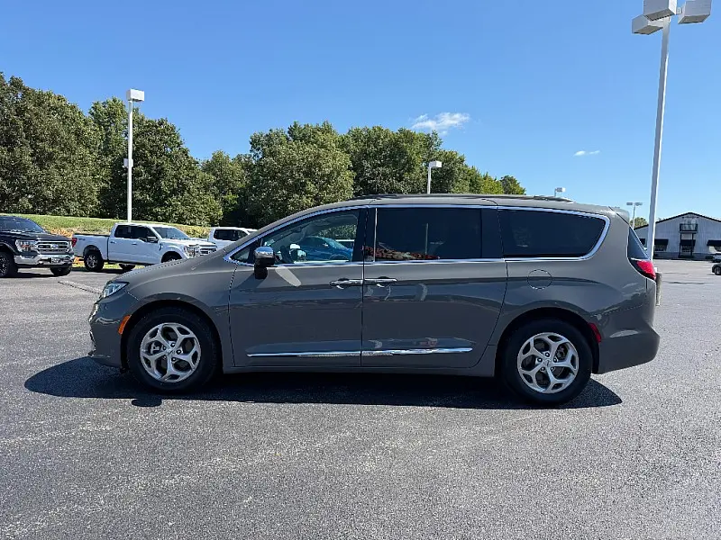 2023 Chrysler Pacifica Limited photo 4