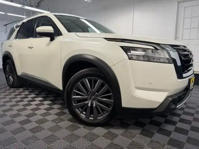 2023 Nissan Pathfinder SL 4WD's photo