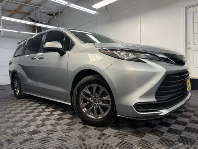 2023 Toyota Sienna LE AWD 8-Passenger's photo