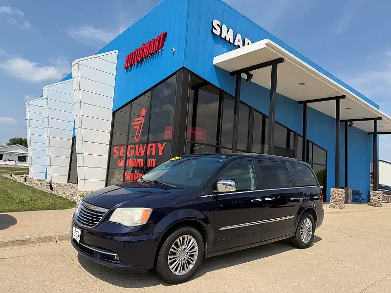 2013 Chrysler Town & Country Touring-L's photo