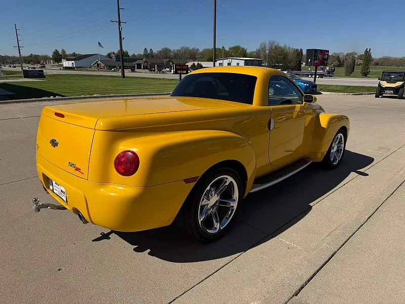 2004 Chevrolet SSR LS photo 5