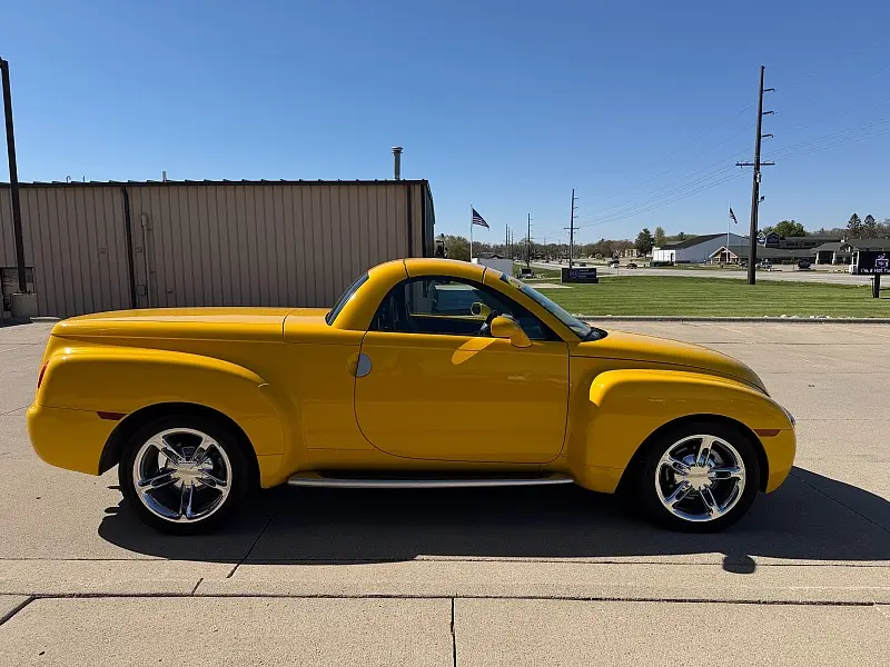 2004 Chevrolet SSR LS photo 4