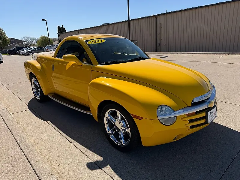 2004 Chevrolet SSR LS photo 3