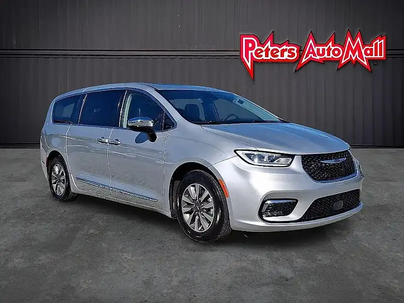 2023 Chrysler Pacifica Hybrid Limited Hybrid's photo
