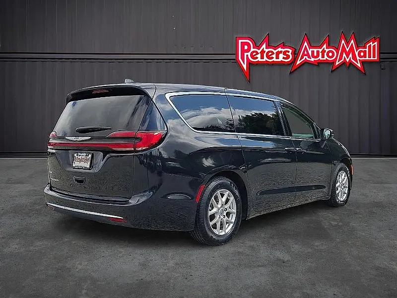 2023 Chrysler Pacifica Touring L photo 4