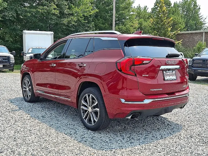 2020 GMC Terrain Denali AWD photo 3