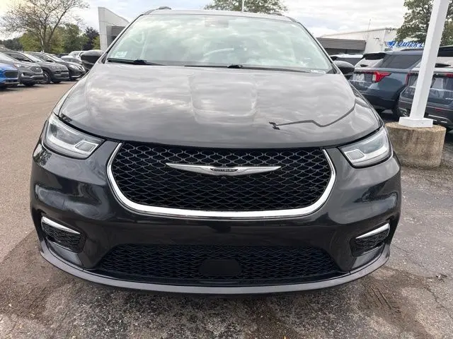 2021 Chrysler Pacifica Touring L photo 3