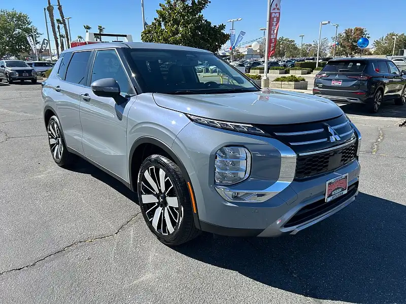 2026 Mitsubishi Outlander SE FWD's photo