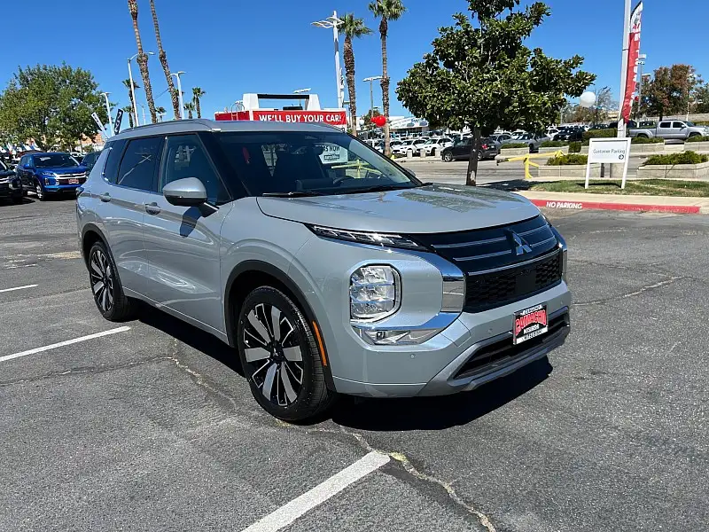 2026 Mitsubishi Outlander SEL FWD's photo