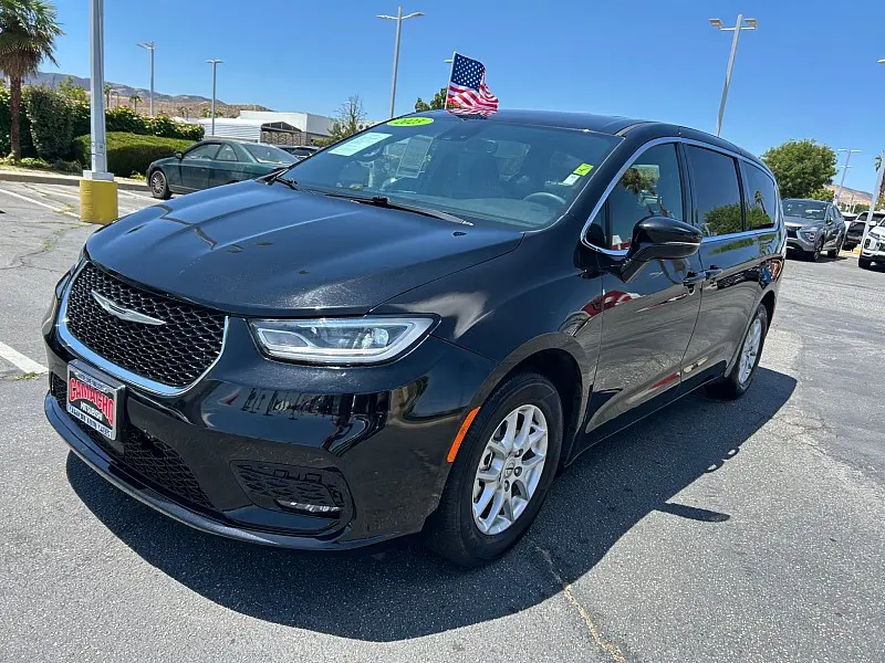 2025 Chrysler Pacifica Select photo 3