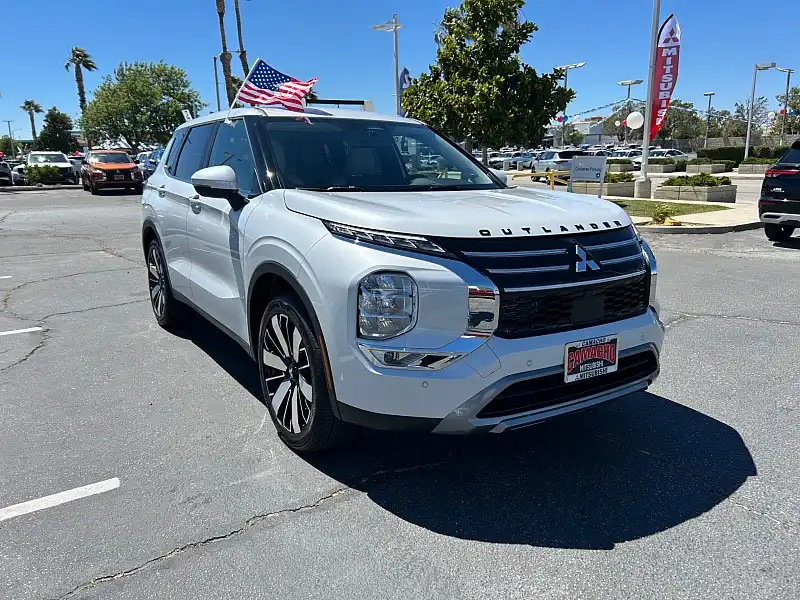 2026 Mitsubishi Outlander SE FWD's photo
