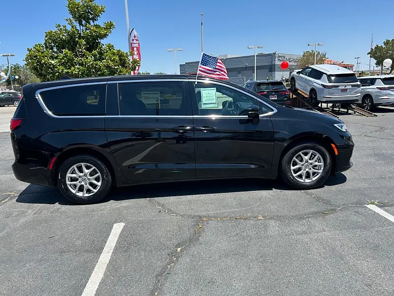 2025 Chrysler Pacifica Select photo 4