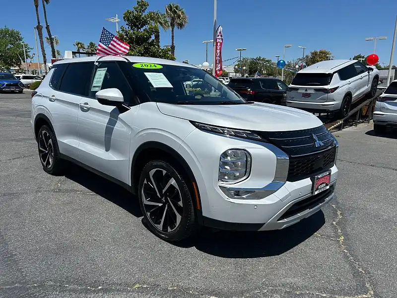 2024 Mitsubishi Outlander SE 2WD's photo