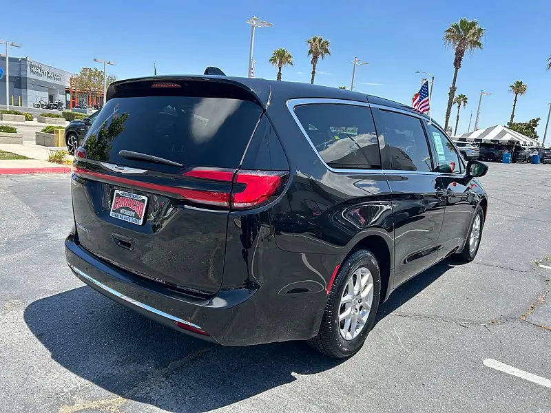 2025 Chrysler Pacifica Select photo 5