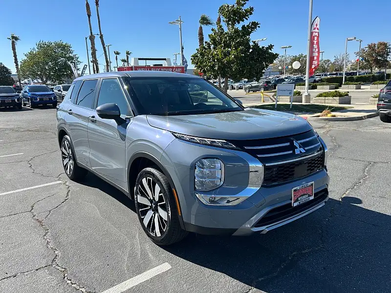 2026 Mitsubishi Outlander SE FWD's photo