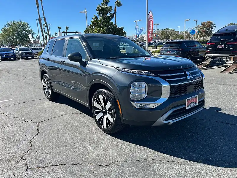2026 Mitsubishi Outlander SE FWD's photo