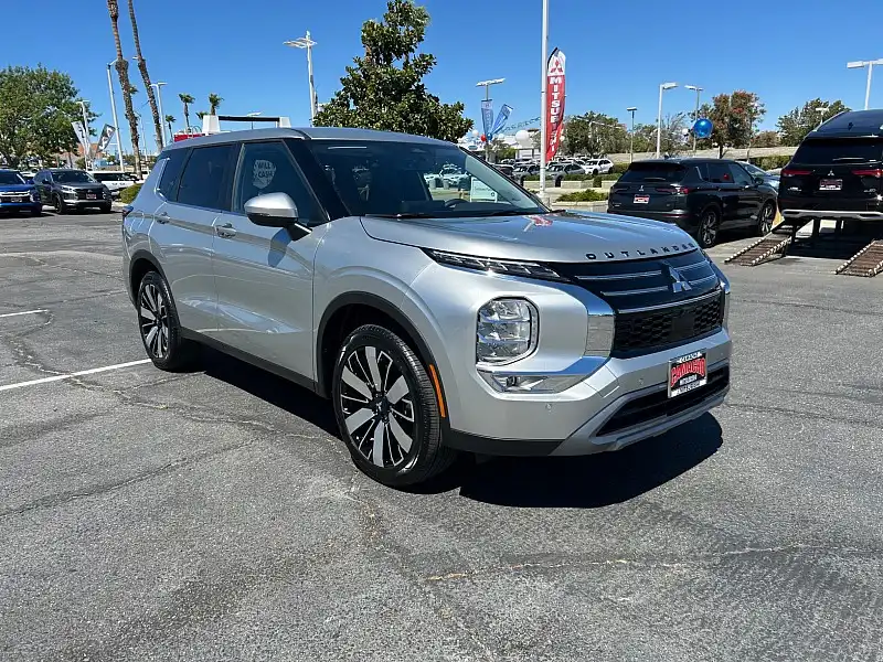 2026 Mitsubishi Outlander SE FWD's photo