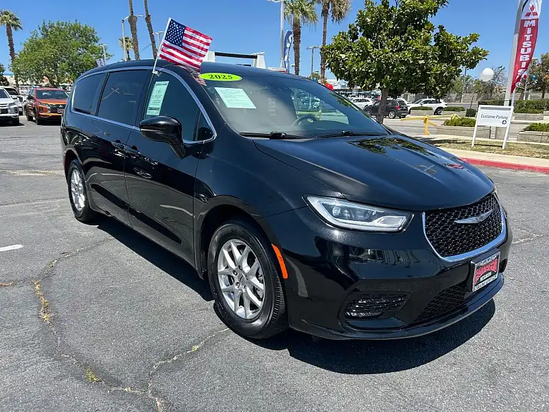 2025 Chrysler Pacifica Select's photo