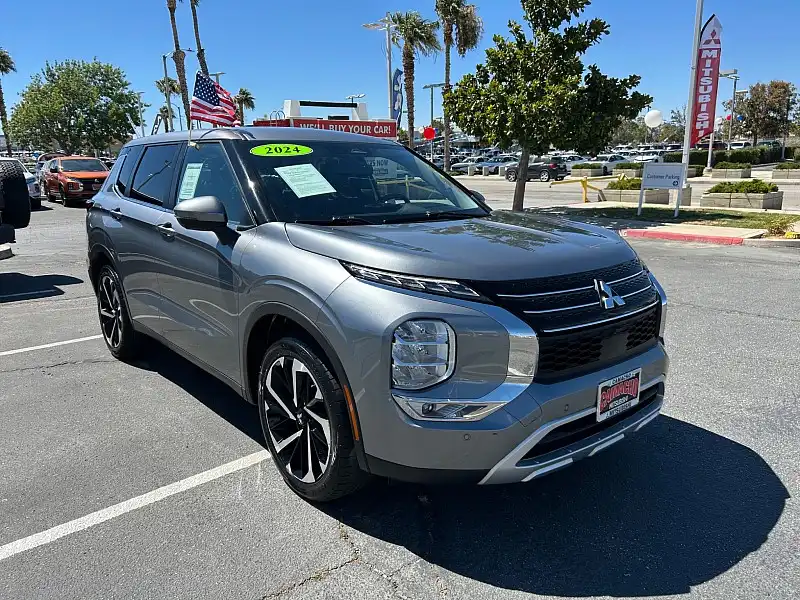 2024 Mitsubishi Outlander SE 2WD's photo
