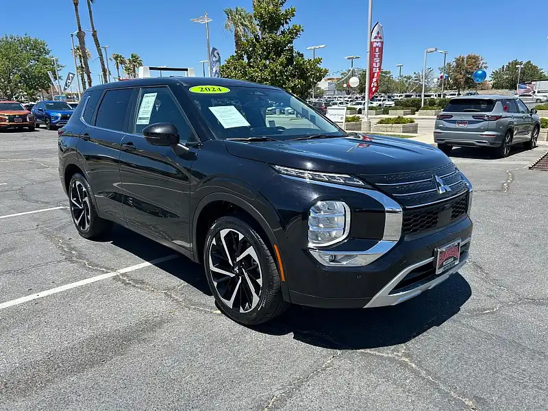2024 Mitsubishi Outlander SE 2WD's photo