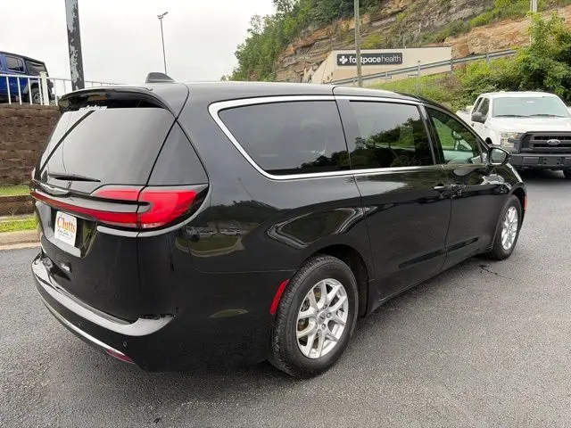 2023 Chrysler Pacifica Touring photo 4