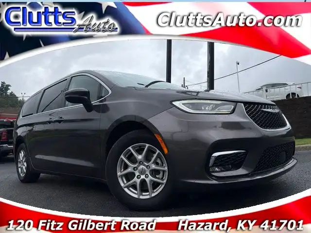 2023 Chrysler Pacifica Touring L's photo