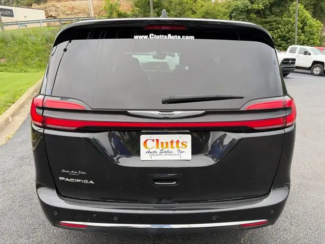 2023 Chrysler Pacifica Touring photo 5