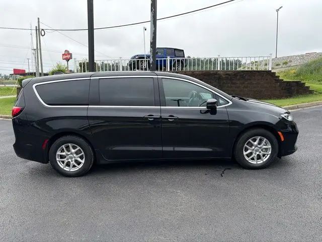 2023 Chrysler Pacifica Touring photo 3