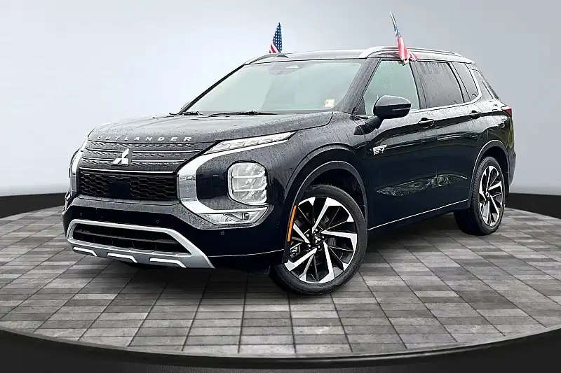 2023 Mitsubishi Outlander Plug-in Hybrid SEL S-AWC's photo