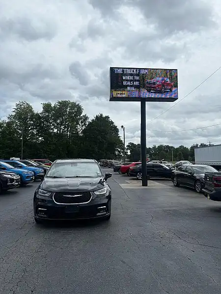 2023 Chrysler Pacifica Touring L's photo