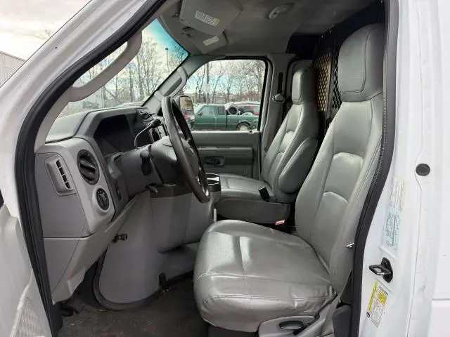2010 Ford E-Series E-150 Van photo 4