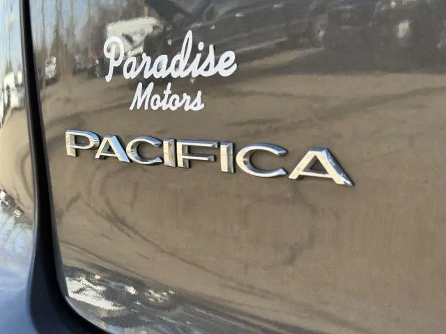 2017 Chrysler Pacifica Touring-L Plus photo 3