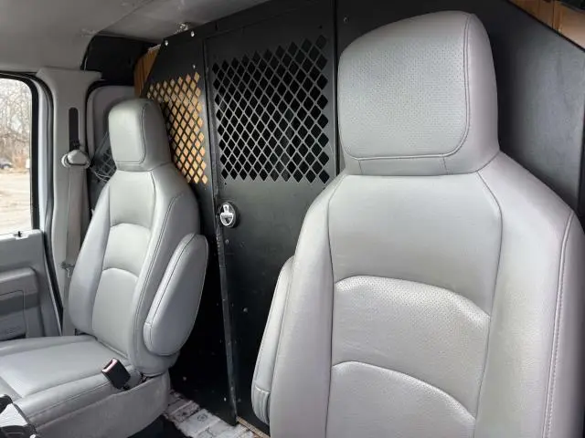 2010 Ford E-Series E-150 Van photo 5